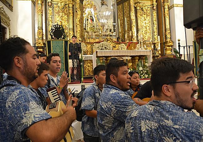 El coro de peregrinos dirige sus últimos cánticos a Santa María de los Remedios