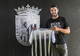 Moisés García, posando con la camiseta del Badajoz en su presentación.