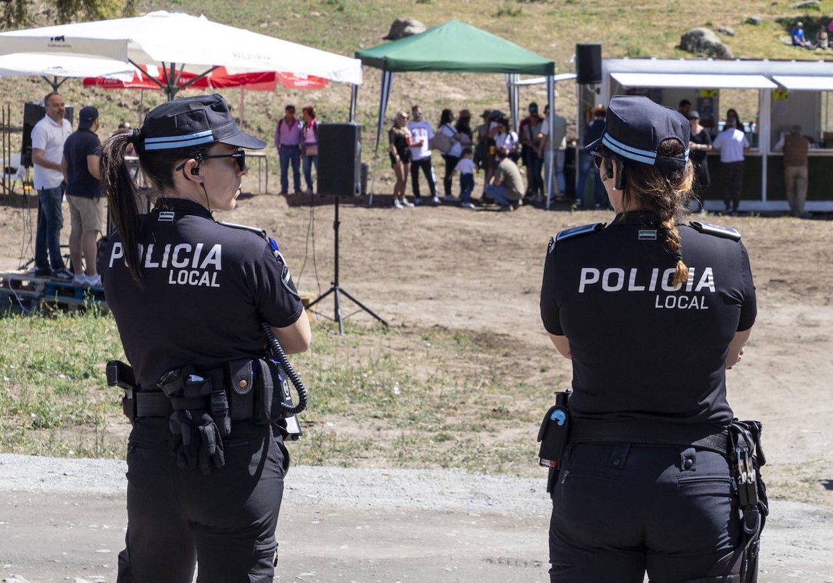 Dos agentes de la Policía Local, en tareas de vigilancia.