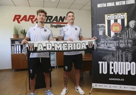 Álvaro Juan y Elejalde en su presentación en las instalaciones de Raratrans, patrocinador del Mérida.