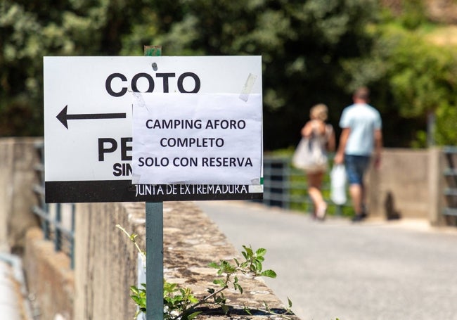 Acceso al campin Rio Jerte, en Navaconcejo, en una foto tomada este viernes.