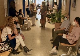 Imagen de archivo de pacientes esperando en un centro de salud de Badajoz.