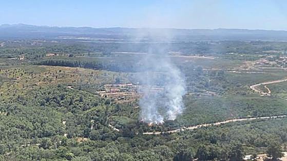 El Infoex combate un incendio forestal en Collado de la Vera