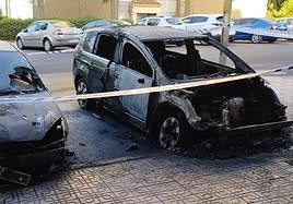 Los dos vehículos afectados por las llamas en la avenida Augusto Vázquez.