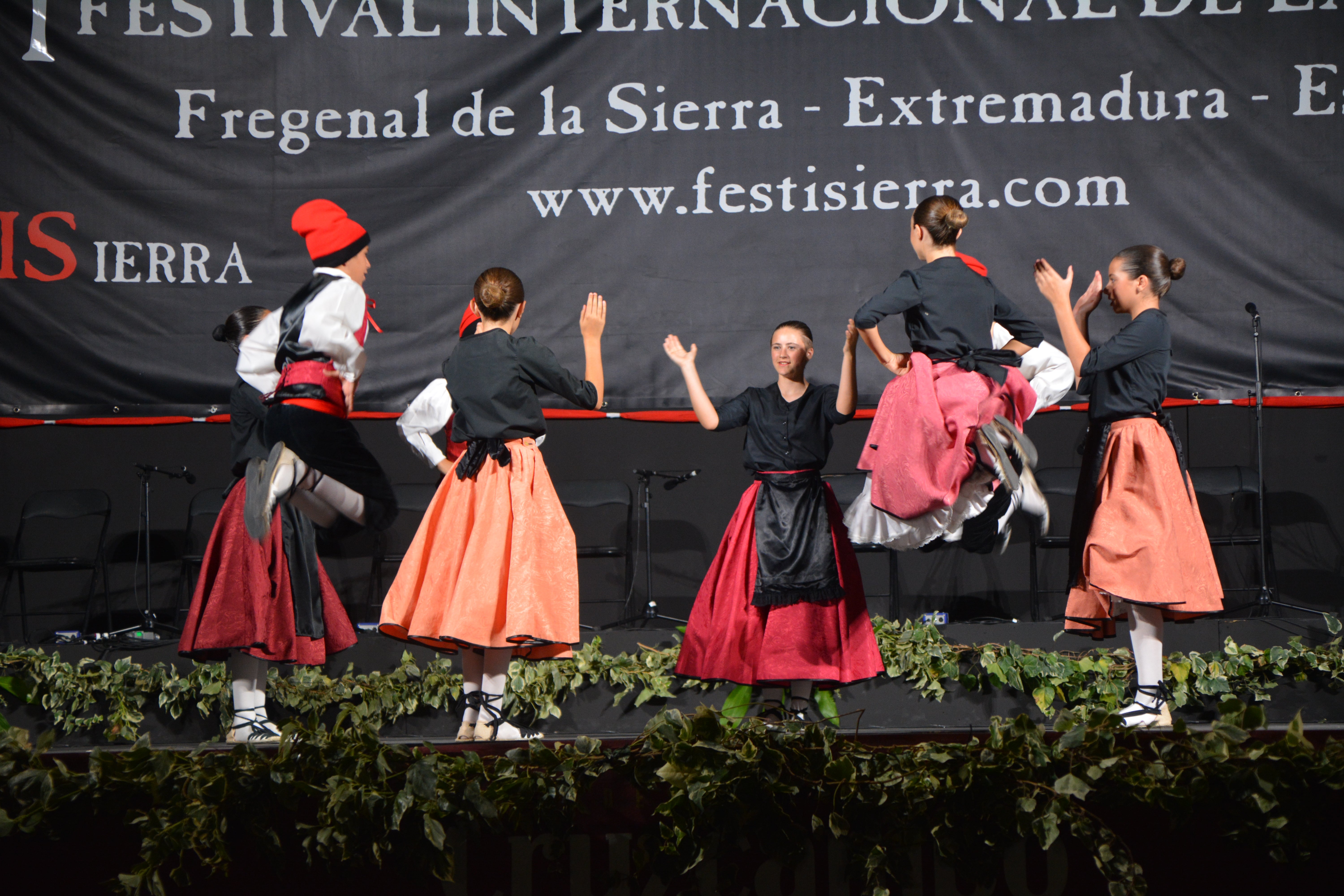 Color y elegancia en la gala de folklore infantil