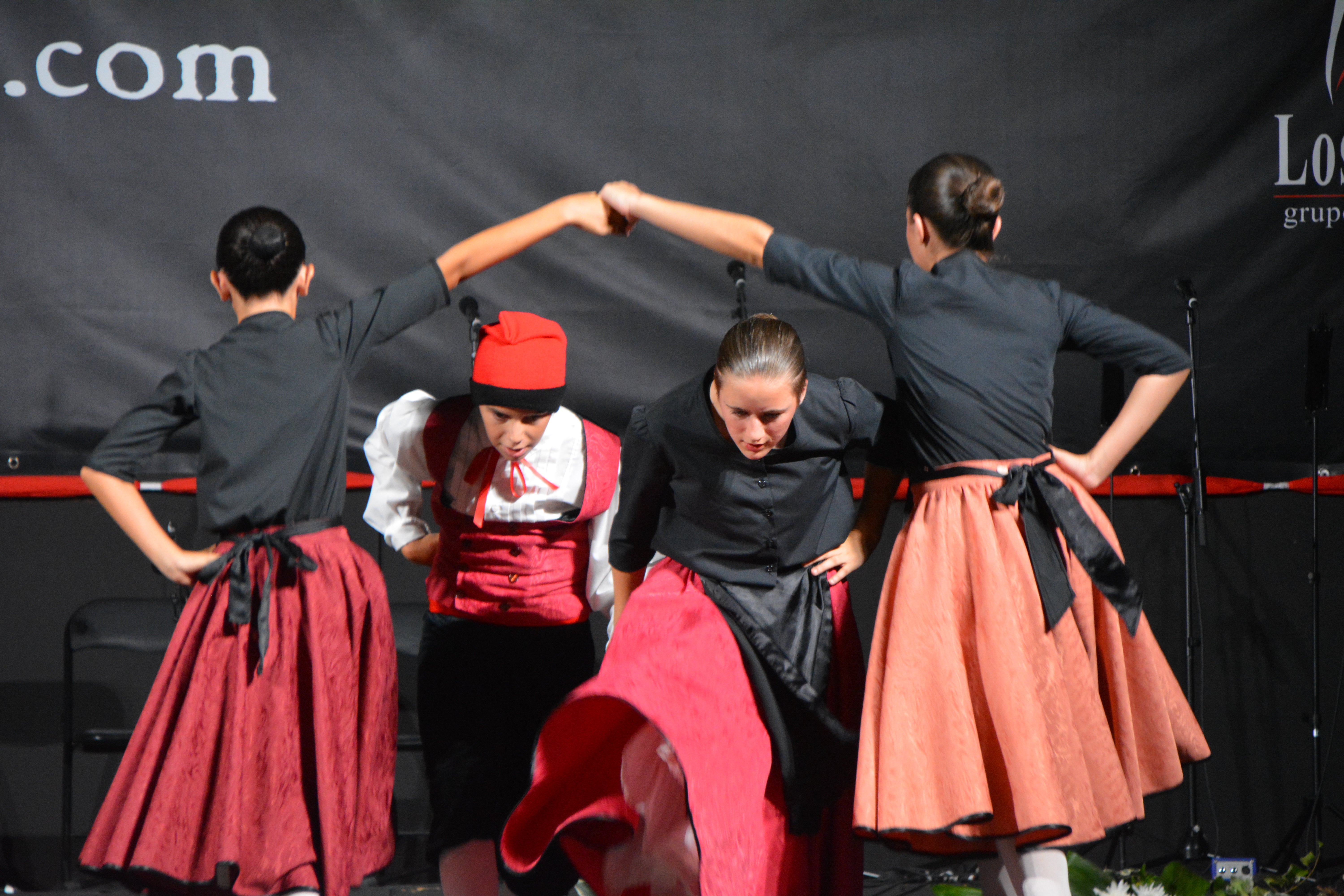 Color y elegancia en la gala de folklore infantil