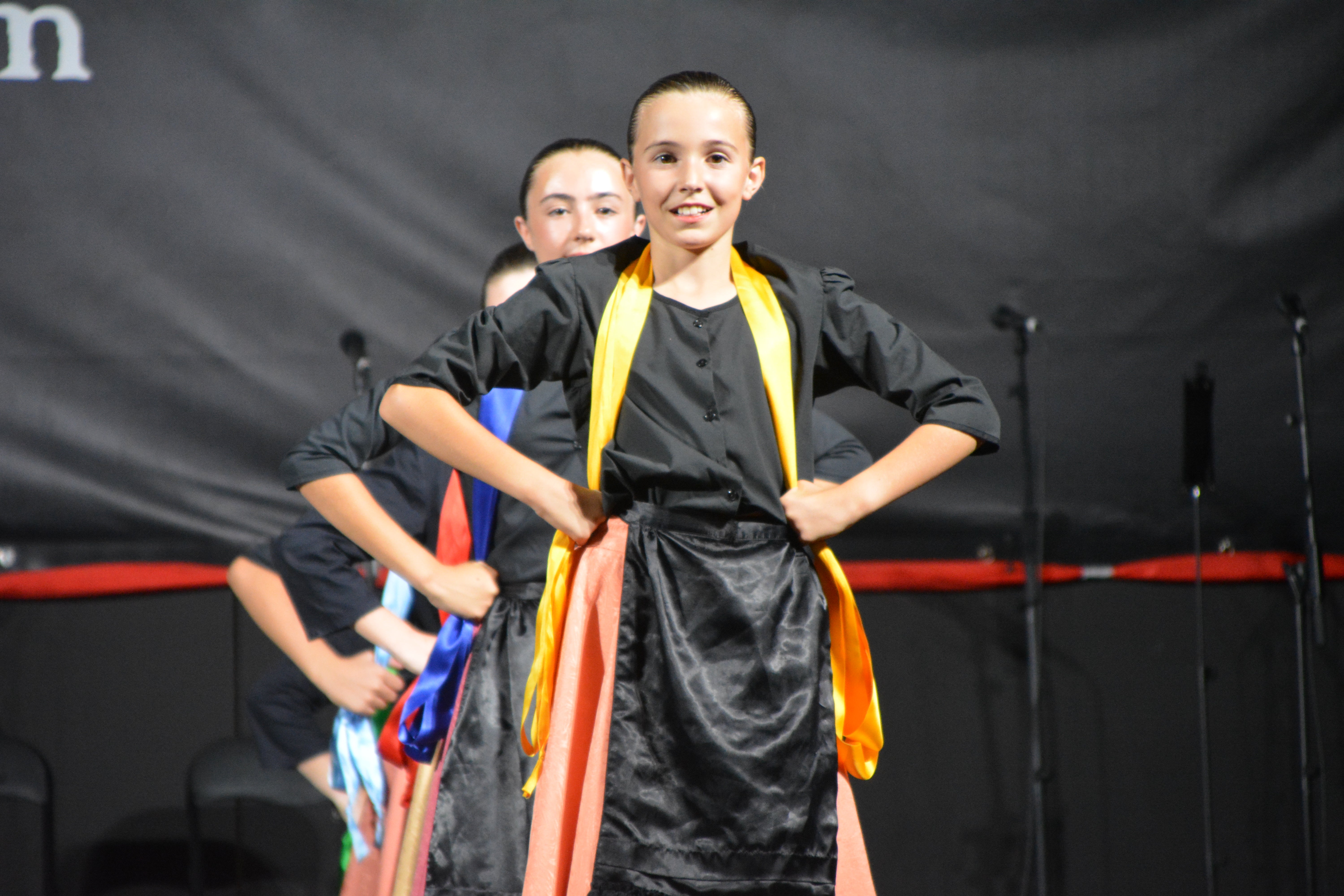 Color y elegancia en la gala de folklore infantil