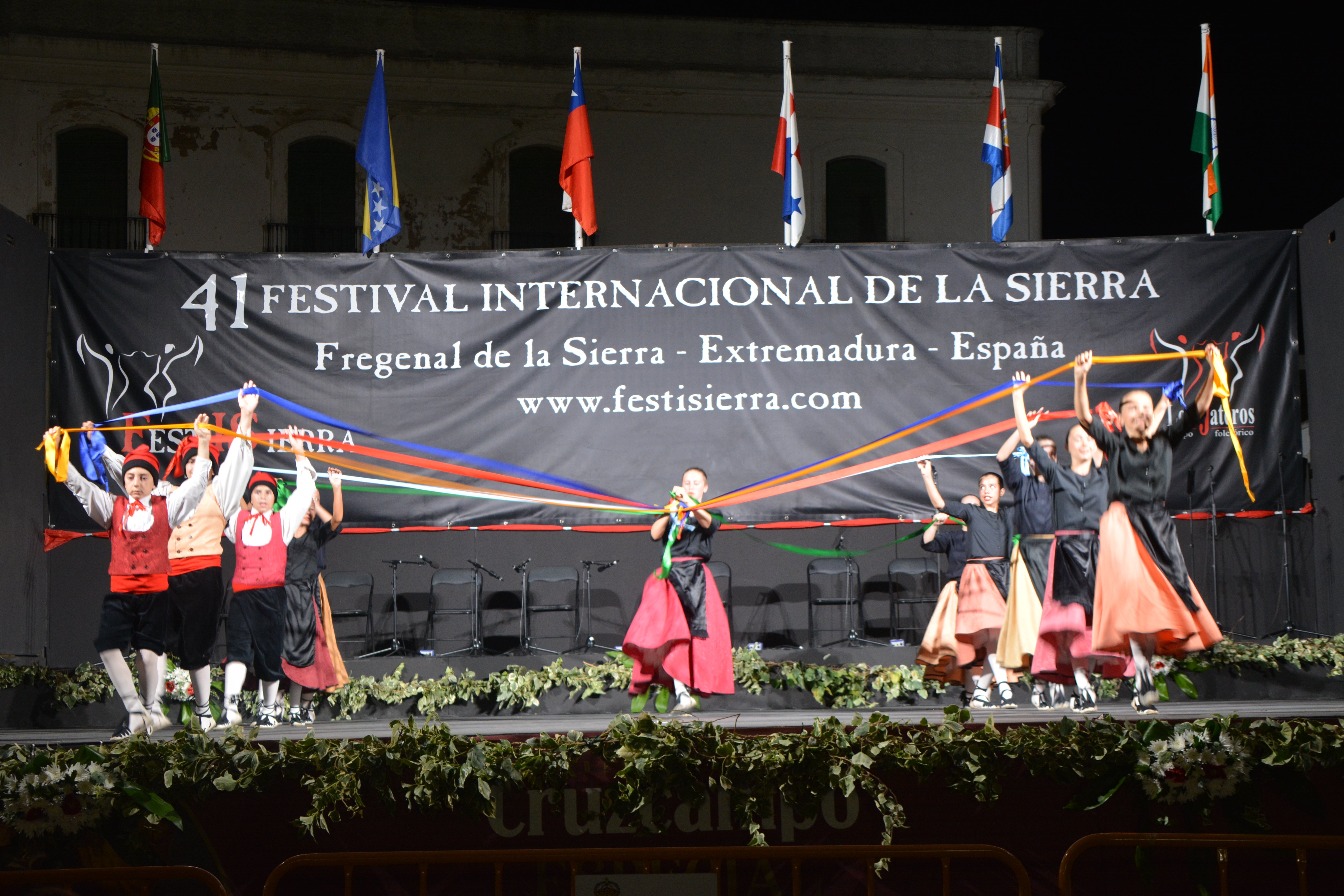 Color y elegancia en la gala de folklore infantil