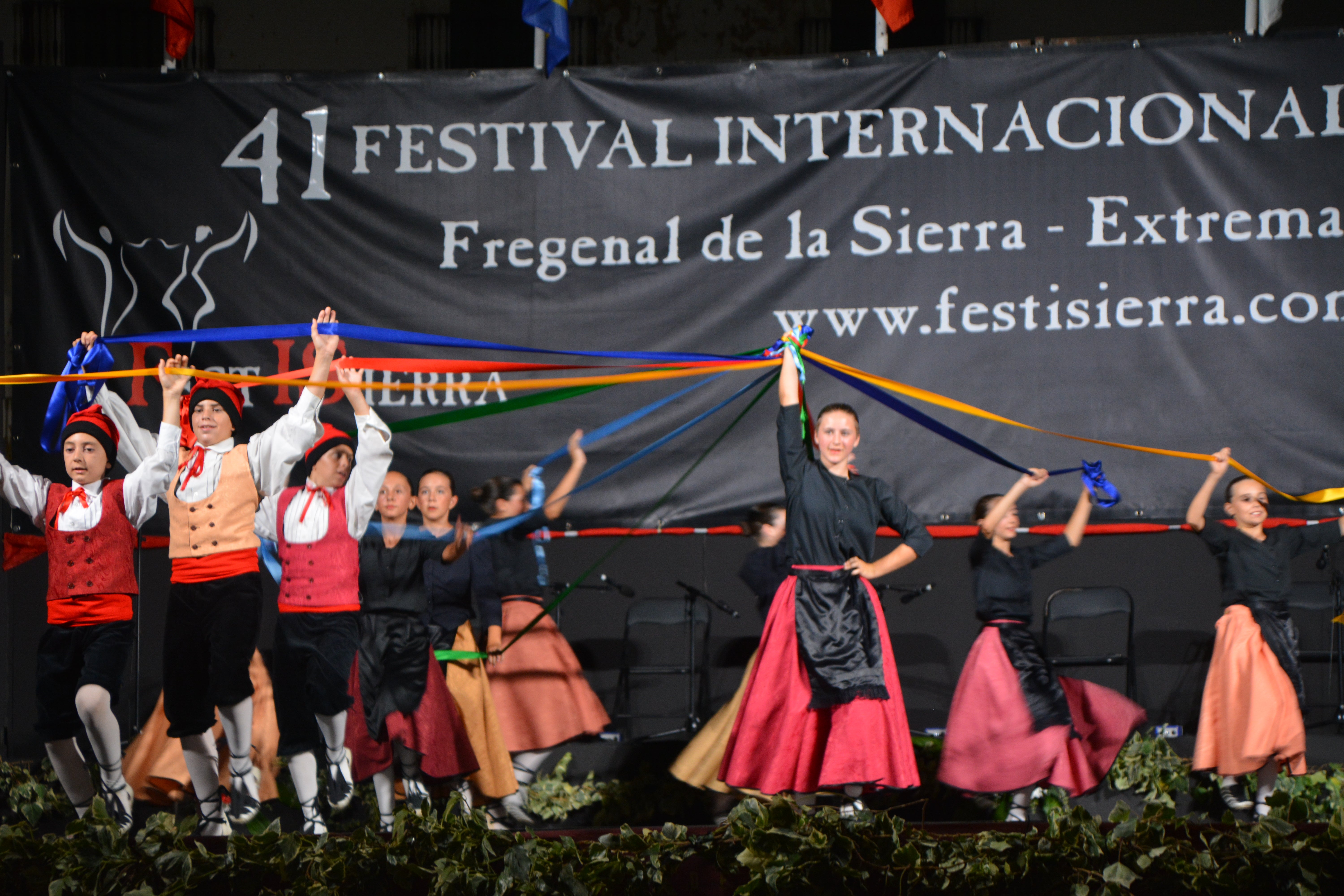 Color y elegancia en la gala de folklore infantil