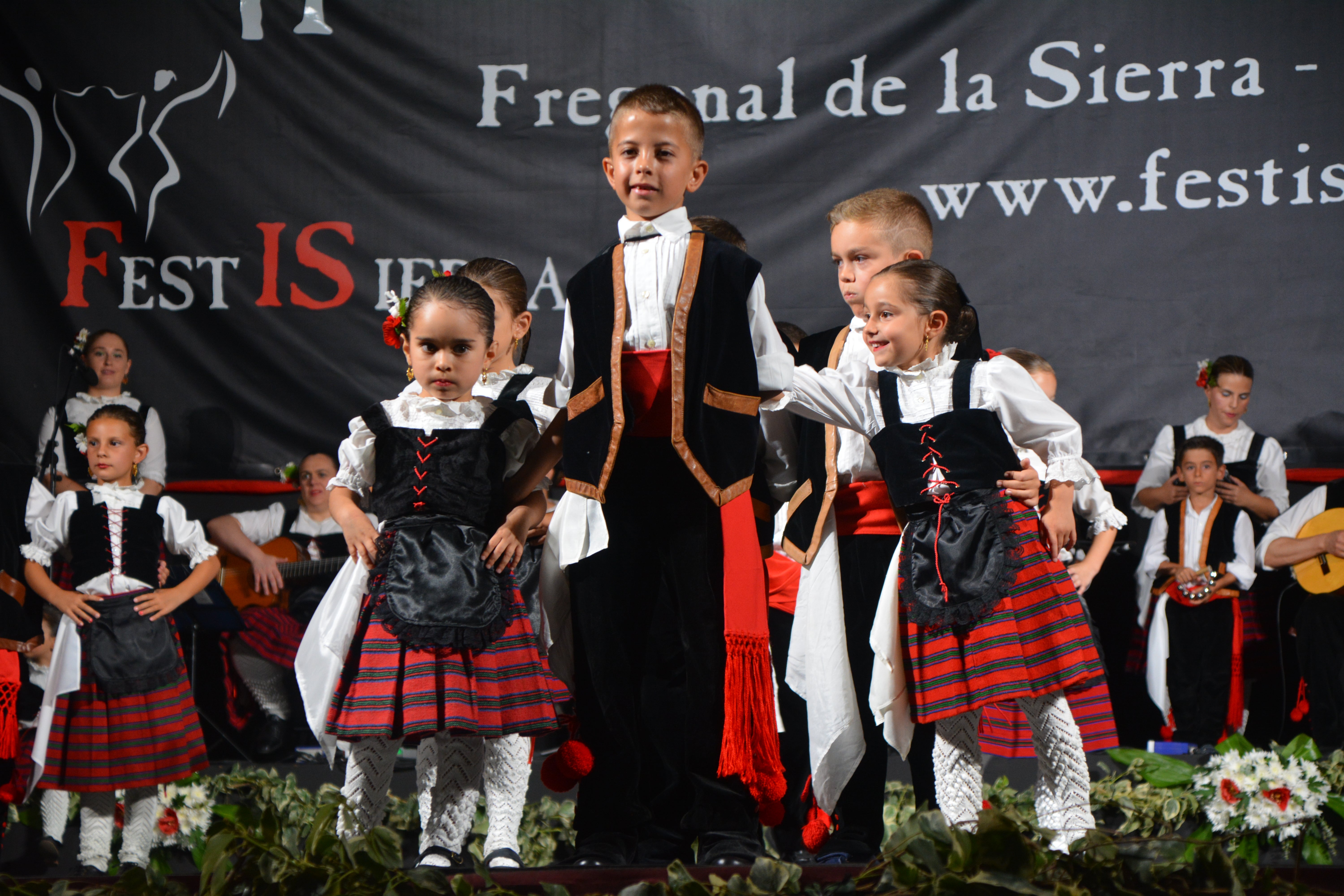 Color y elegancia en la gala de folklore infantil