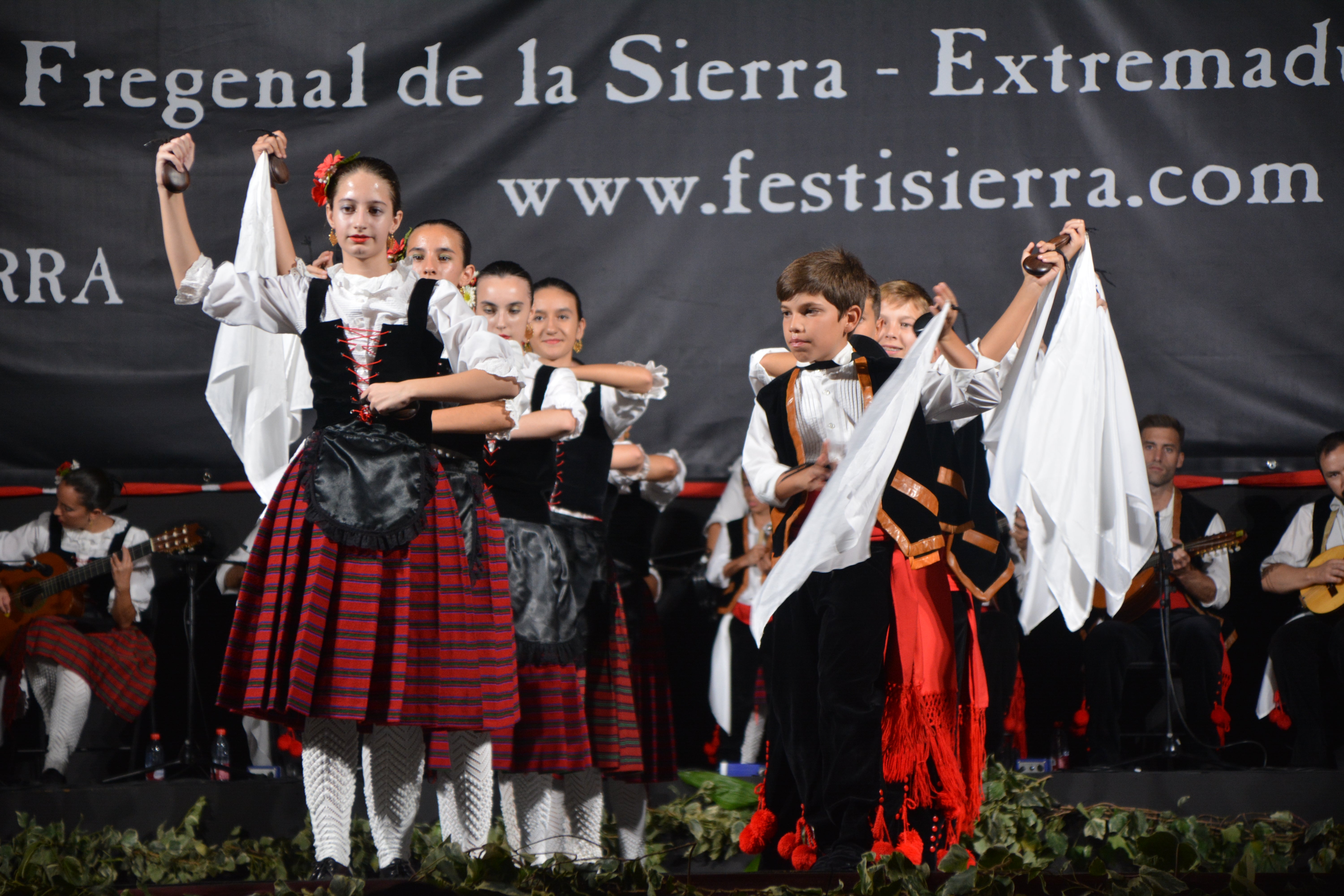 Color y elegancia en la gala de folklore infantil