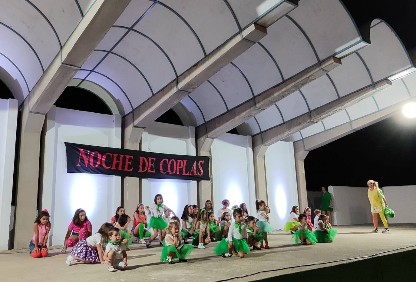 Imagen principal - Diferentes grupos de niños que actuaron el pasado sábado en el auditorio del polideportivo municipal de Alconchel.