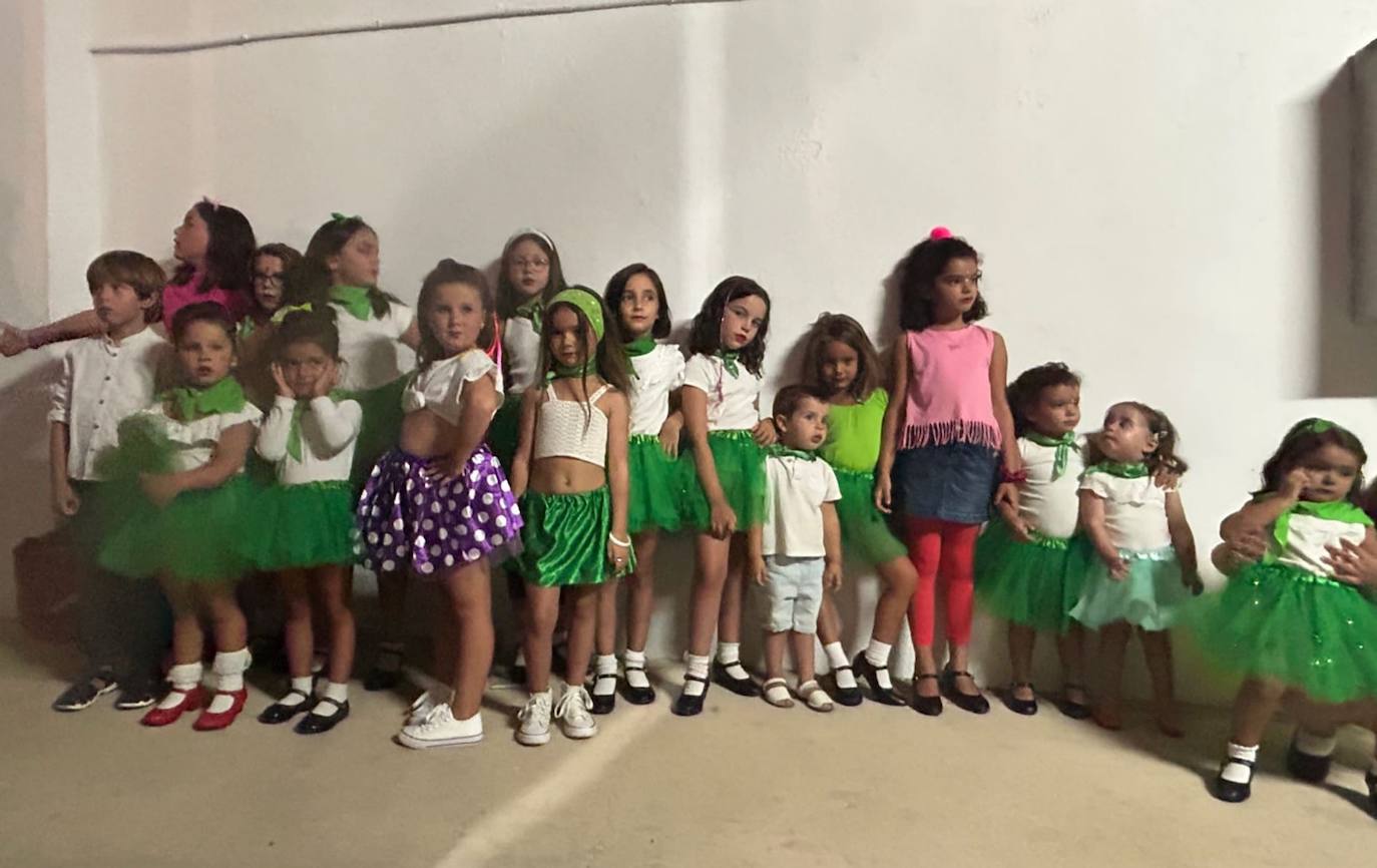 Imagen secundaria 1 - Diferentes grupos de niños que actuaron el pasado sábado en el auditorio del polideportivo municipal de Alconchel.