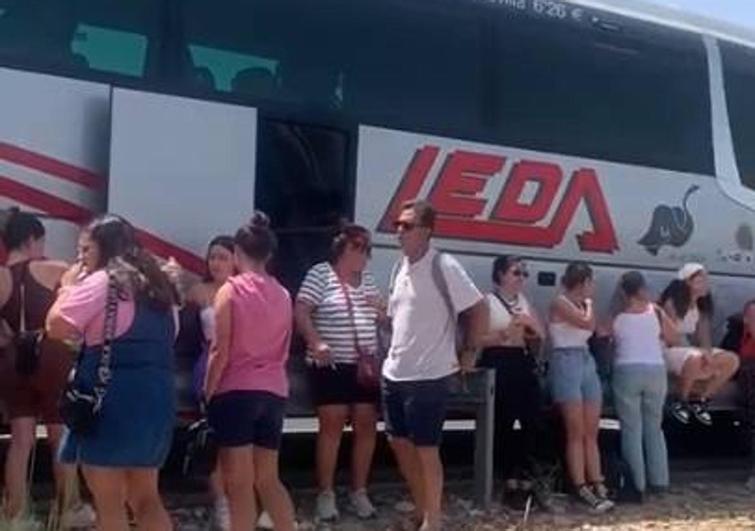 Pasajeros afectados por la avería del autobús Sevilla-Mérida.