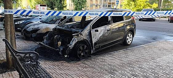 Un coche arde en San Fernando y las llamas dañan otro turismo estacionado