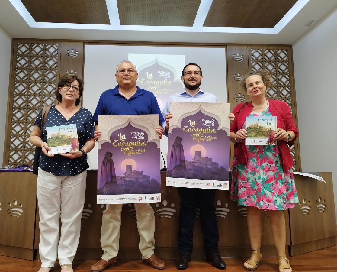 El alcalde, Óscar Díaz, y el diputado provincial, Francisco Buenavista, junto a las impulsoras del cuento sobre la Zaragutía Mora, Manuela González y Begoña Martínez.