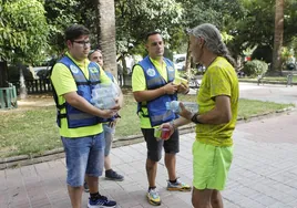 Los voluntarios que protegen a los más vulnerables del calor extremo en las calles de Cáceres
