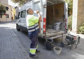 Un trabajador del Ayuntamiento de Cáceres bebe durante su jornada de trabajo, ayer.