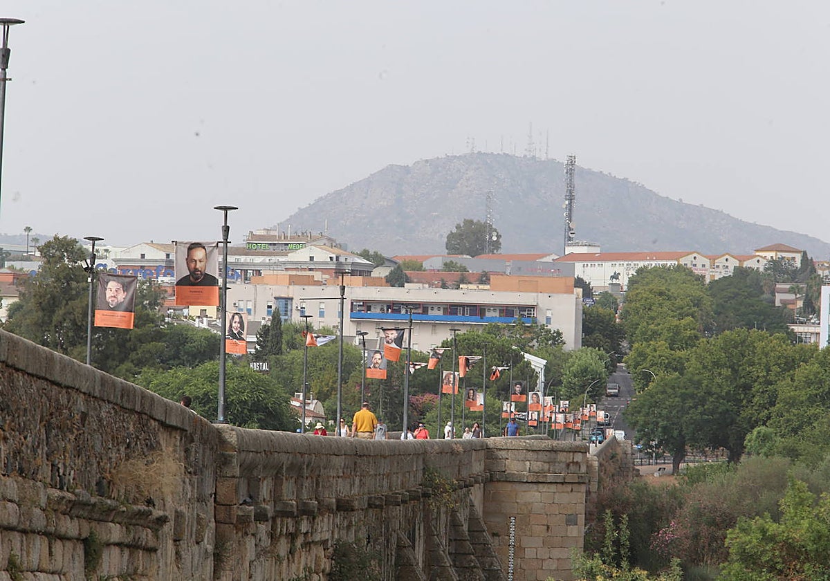 La calima cubre la sierra de Arroyo de San Serván desde el puente romano de Mérida, esta mañana.