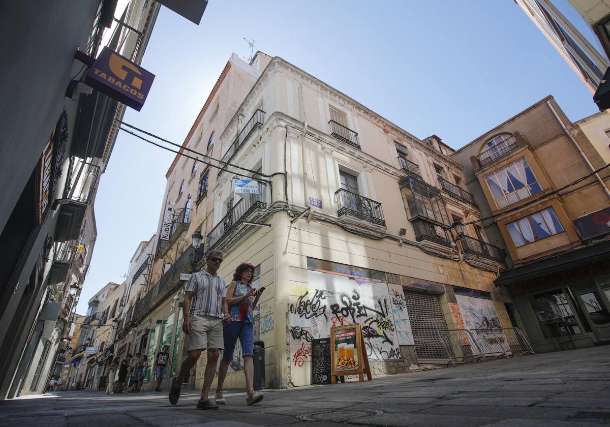 Edificio del número 36 de Moret en la esquina con Pintores que presenta peligro de desprendimientos.