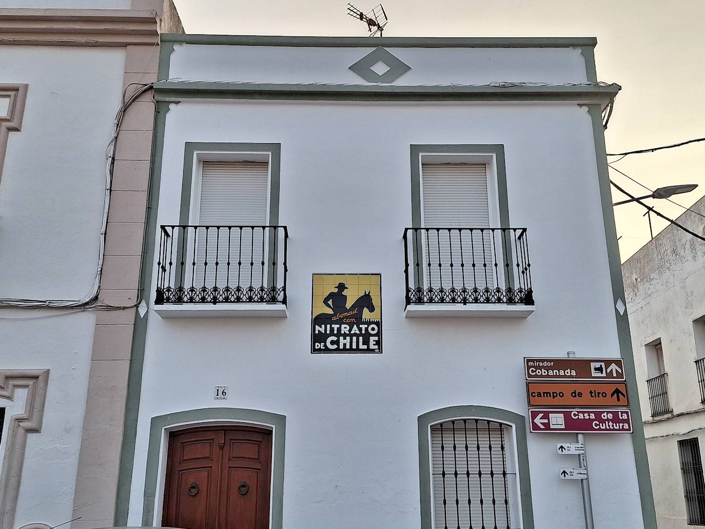 Panorámica general de la fachada donde se ubica el panel en Alconchel, lugar de paso y céntrico de la localidad.