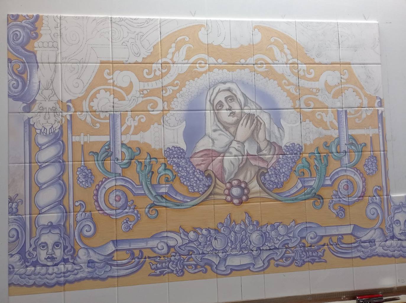 Imagen secundaria 1 - Arriba, mural recién sacado del horno, visto frontalmente. Abajo, detalle durante su fase de elaboración, y panorámica del retablo de madera con la hornacina antigua con los restos de pinturas orginales.