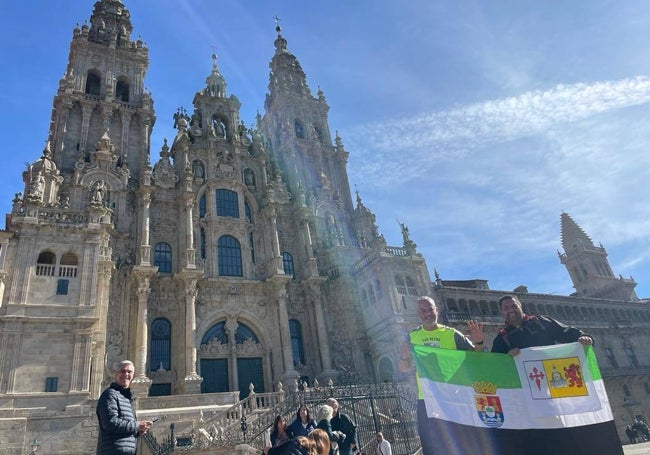 Alejandro Ortiz (izquierda) y su amigo Fran, con la bandera de Extremadura en la plaza del Obradoiro.