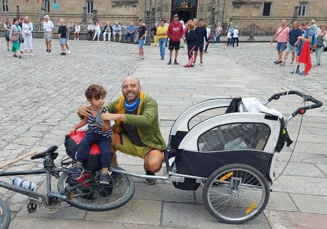 Israel Álvarez y su hijo Martín, tras finalizar su aventura.