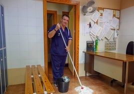 José Pereira está trabajando en el parque de Castelar de Badajoz desde principios de julio.