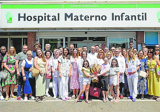 Foto ayer del personal de la unidad, niños y familias ante el Hospital Materno Infantil.