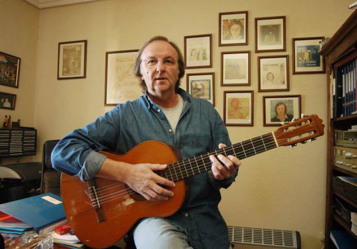 El cantautor y productor musical Paco Martín en su casa de Cáceres.