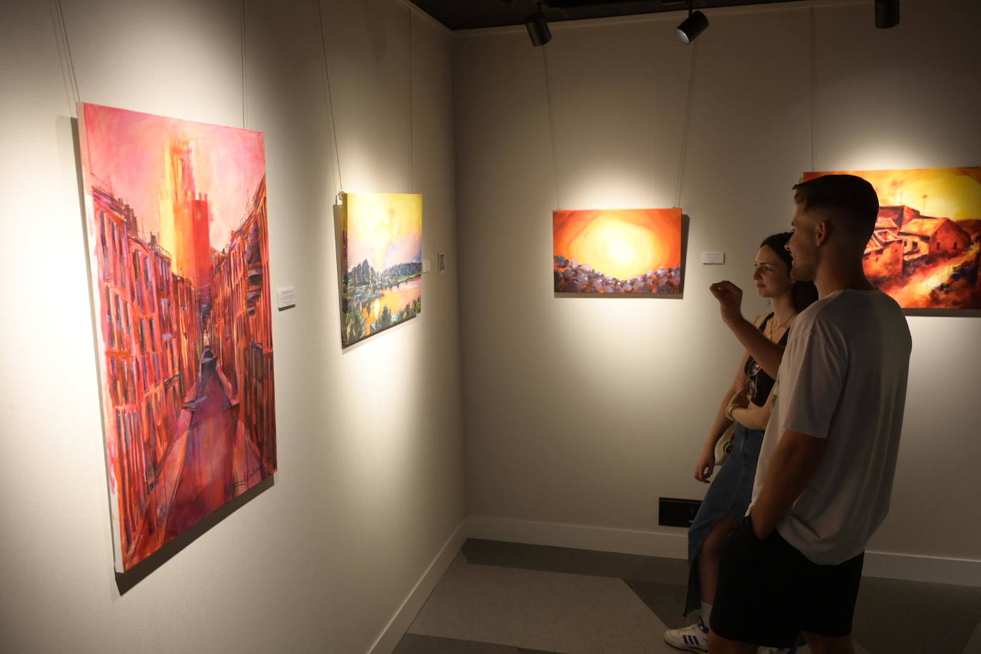 Lienzos de Adrián Rolo donde se aprencian los colores del atardecer.