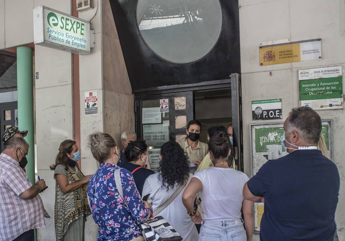 Extremeños ante la puerta del Sexpe.