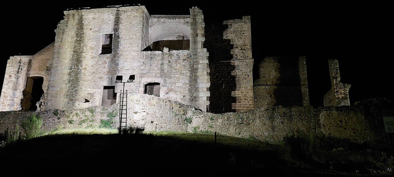 Así luce el Castillo de Belvís de Monroy con su nueva su iluminación artística