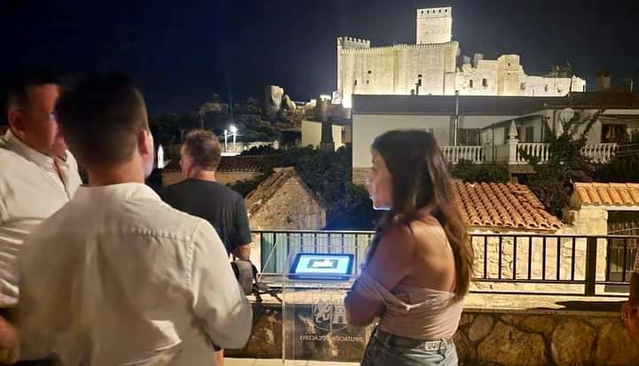 Así luce el Castillo de Belvís de Monroy con su nueva su iluminación artística