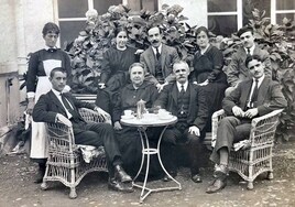 Año 1918. En el centro Santos Floriano con su mujer, al lado sus hijos Santos (i), García (d) y Pablo (c).