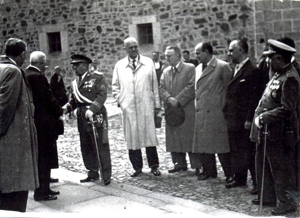 Pedro Romero, con gabardina blanca, en un acto en la Ciudad Monumental de Cáceres. Se murió en 1969, con 72 años.