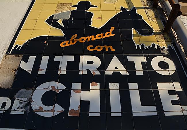 Una mirada de cerca para contemplar el estado de conservación del azulejo,