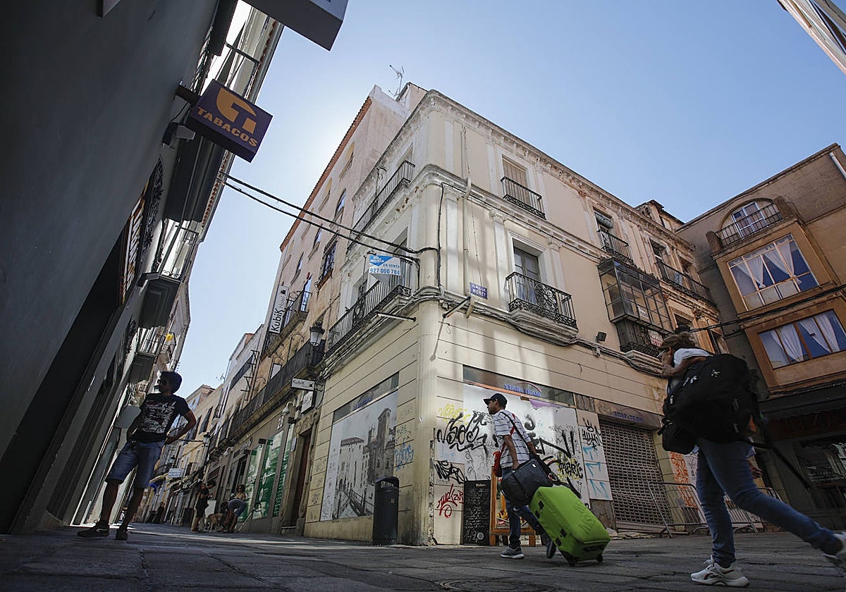 Edificio de la esquina entre Moret y Pintores cuya fachada dice el Ayuntamiento que va a reformar.
