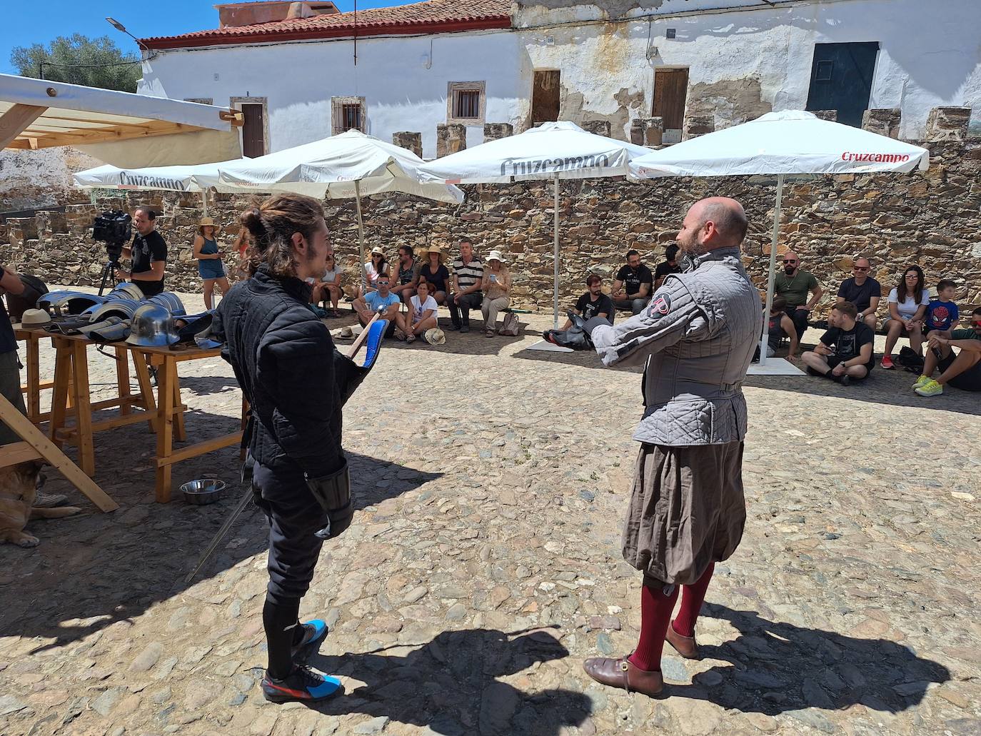 Pedro Velasco (a la derecha), junto a otro miembro de 'Ante Bellum', antes de la exhibición de esgrima.