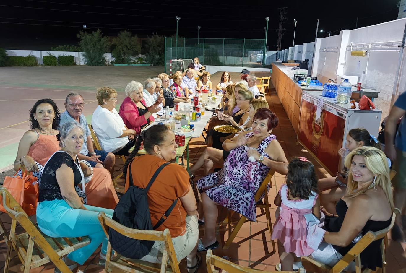 Imagen secundaria 2 - Arriba, una de las actuaciones más esperadas, protagonizada por Agustina Ortiz y su grupo de niñas. Abajo,trío de mujeres de Olivenza; y cena de confraternización al finalizar el espectáculo.