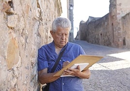 Joaquín Bohórquez en la Ciudad Monumental con su material de dibujo.