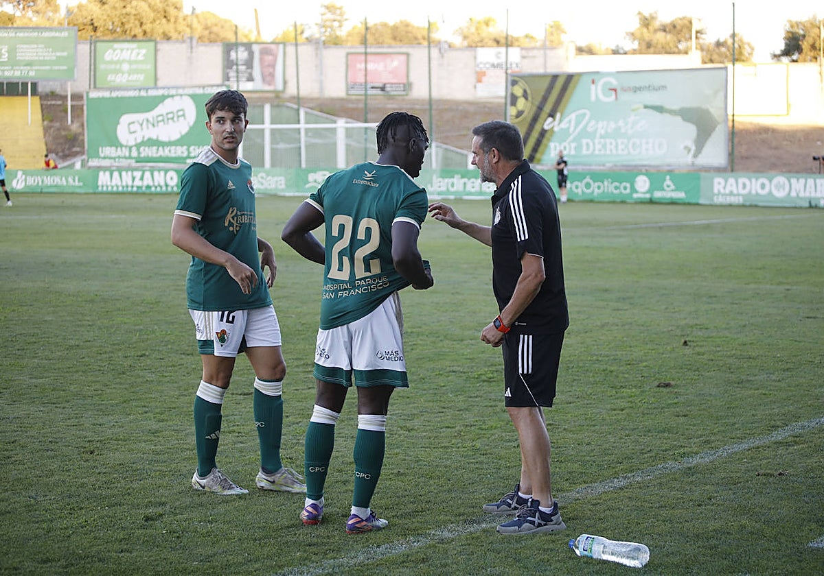 Julio Cobos dando instrucciones a sus jugadores en el duelo ante el Mérida.