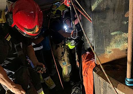 Imagen secundaria 1 - Exterior de la central hidroeléctrica en la que ocurrieron los hechos. / En las imágenes del interior: espacios pequeños y estrechos por los que tuvieron que acceder los bomberos.