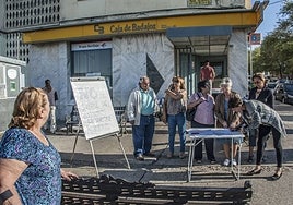 Protesta de los vecinos de Padre Tacoronte para que no cerrasen su cajero en 2016.