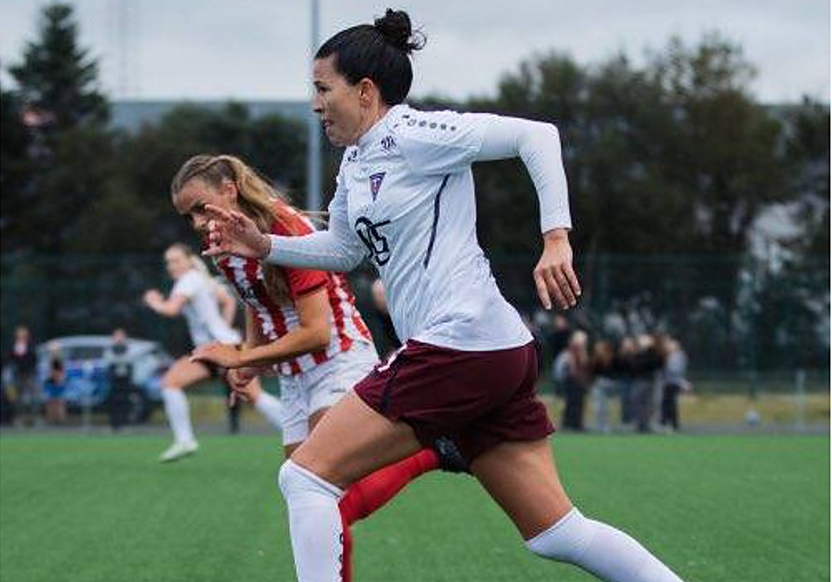Bea Parra con la camiseta del Tindastoll.