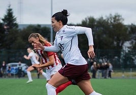 Bea Parra con la camiseta del Tindastoll.