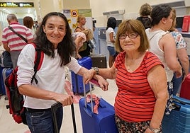 Tina María Ramos junto a su madre en el aeropuerto de Badajoz.