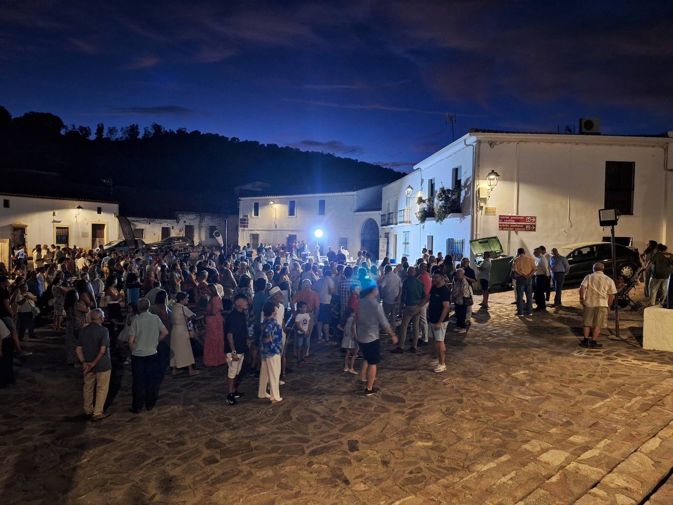 Participantes en la velada gastronómica y musical de anoche en el llano de la iglesia.