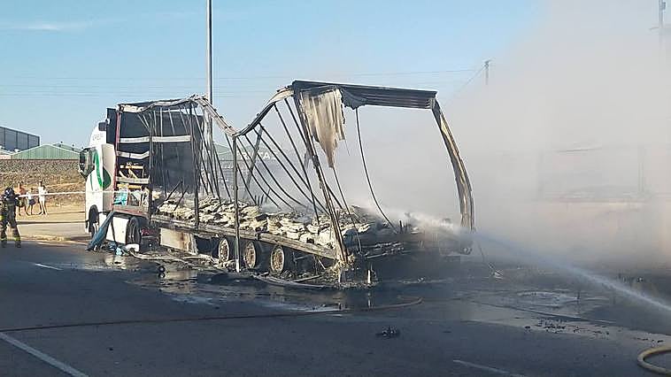 El camión que ha ardido es de la empresa Noriega y cargaba mangueras de plástico
